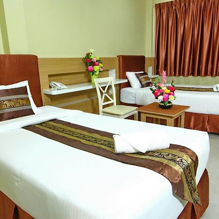 The Pine Resort Pathum Thani Bagian luar foto