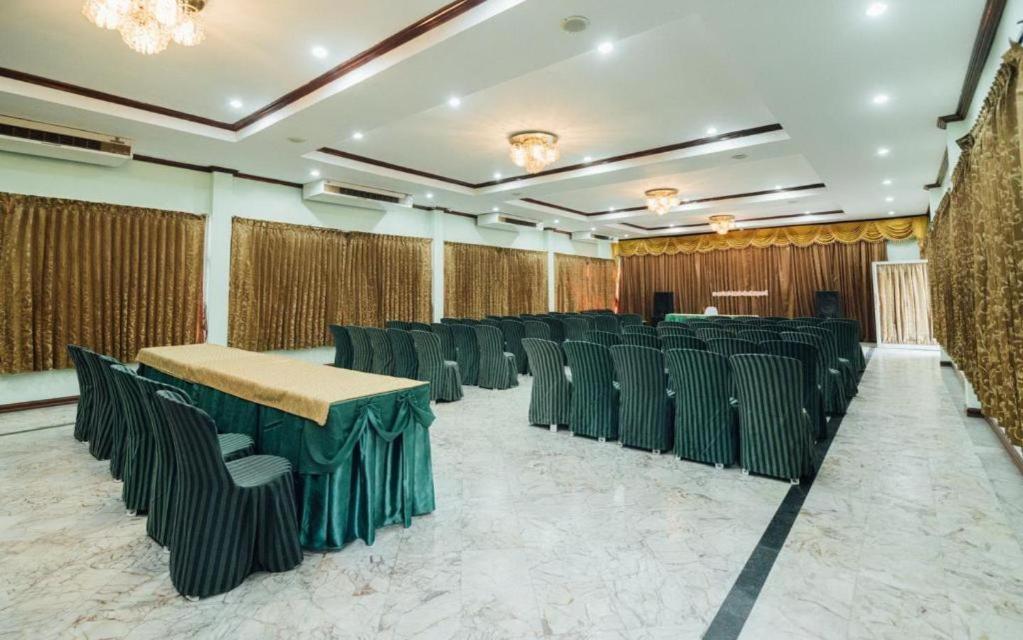The Pine Resort Pathum Thani Bagian luar foto