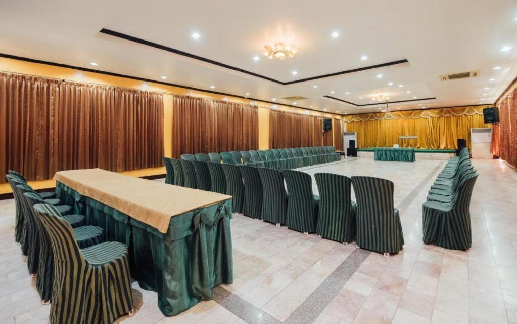 The Pine Resort Pathum Thani Bagian luar foto