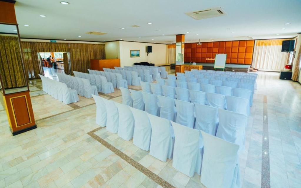 The Pine Resort Pathum Thani Bagian luar foto