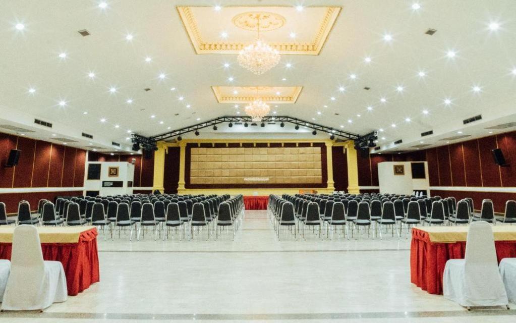 The Pine Resort Pathum Thani Bagian luar foto