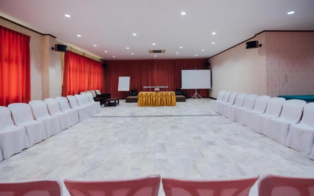 The Pine Resort Pathum Thani Bagian luar foto