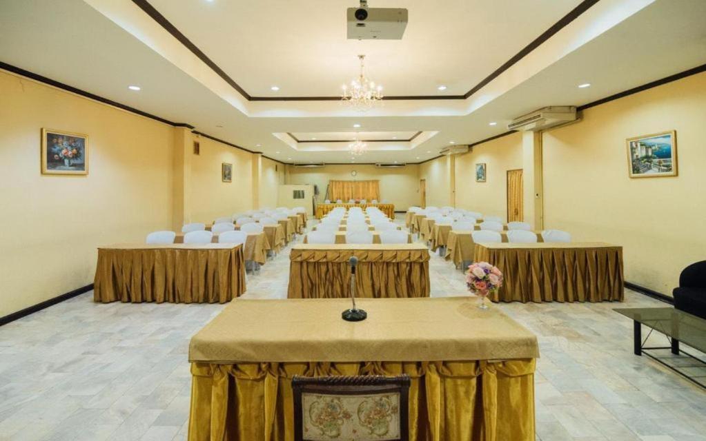 The Pine Resort Pathum Thani Bagian luar foto