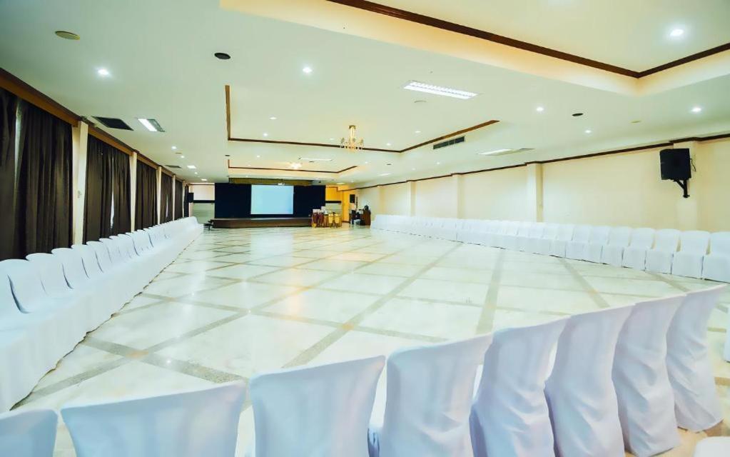 The Pine Resort Pathum Thani Bagian luar foto