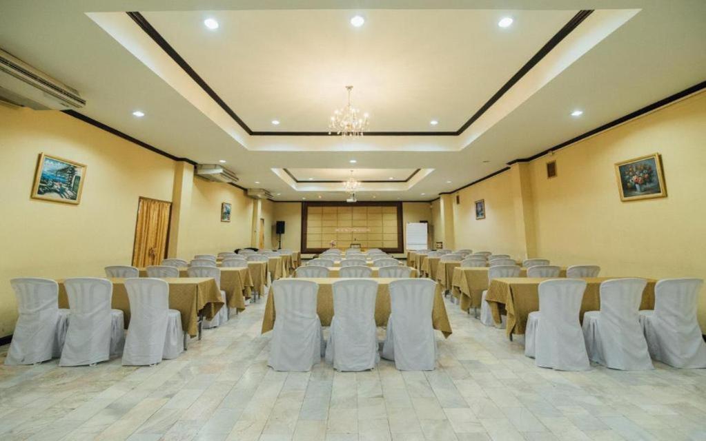 The Pine Resort Pathum Thani Bagian luar foto