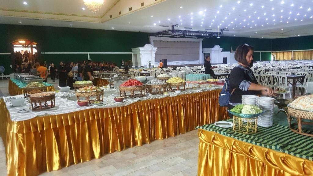 The Pine Resort Pathum Thani Bagian luar foto