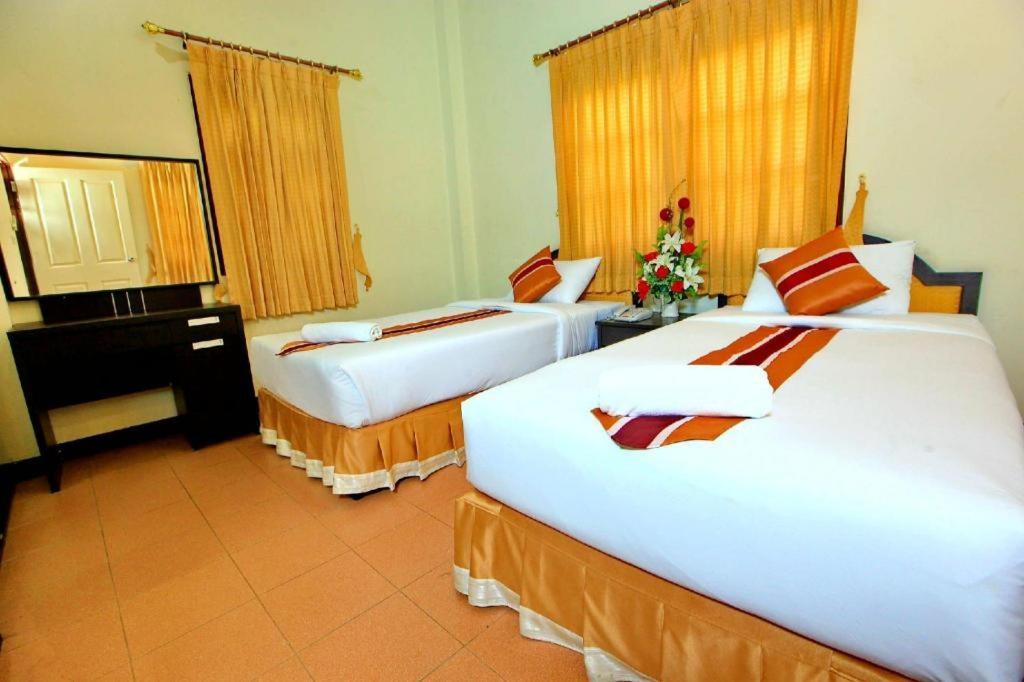 The Pine Resort Pathum Thani Bagian luar foto