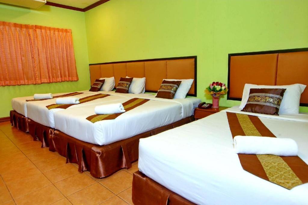 The Pine Resort Pathum Thani Bagian luar foto