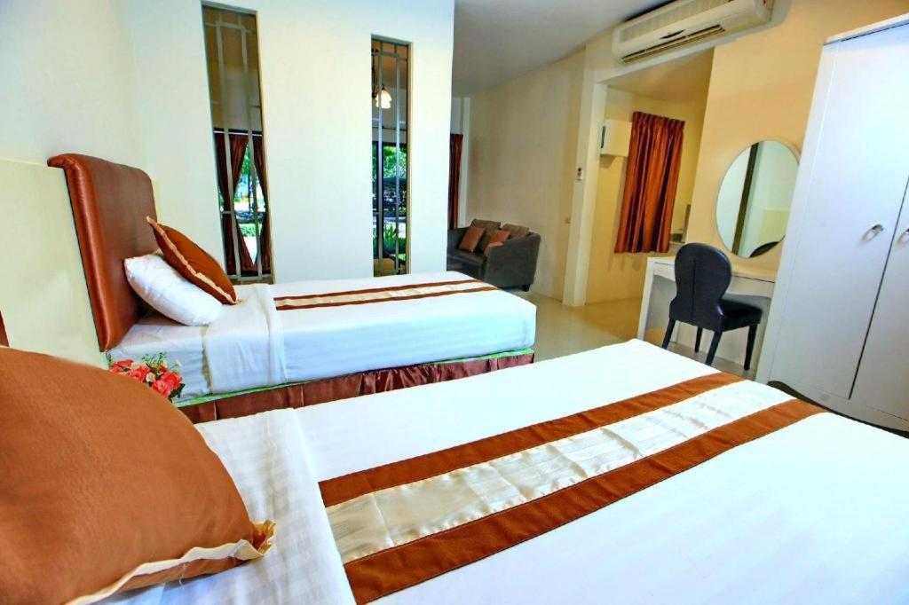 The Pine Resort Pathum Thani Bagian luar foto