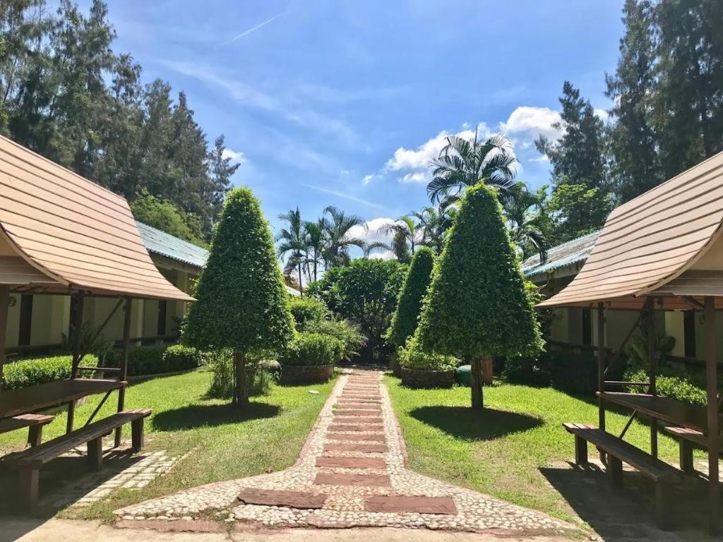 The Pine Resort Pathum Thani Bagian luar foto