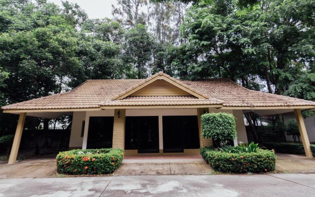 The Pine Resort Pathum Thani Bagian luar foto