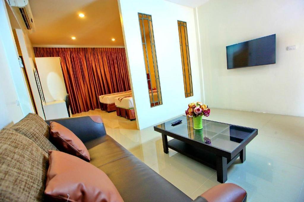 The Pine Resort Pathum Thani Bagian luar foto